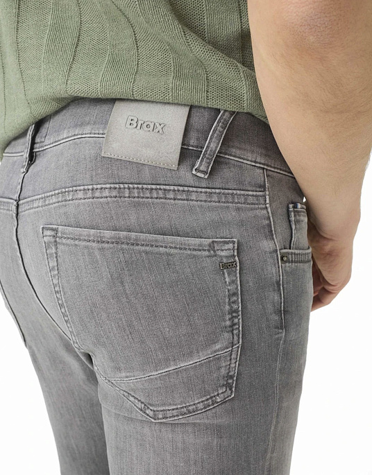Мужские джинсы Brax модель CHUCK, серого цвета