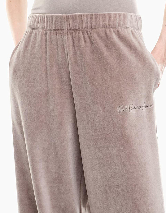 Женский спортивный костюм EA7 Emporio Armani в серо-бежевом цвете