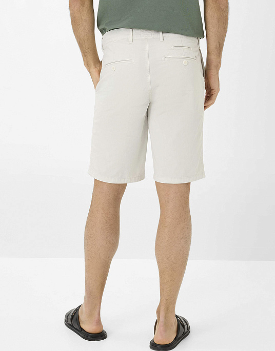 Мужские шорты Brax модель Bermuda молочного цвета