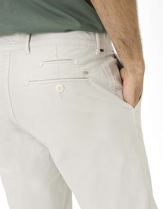 Мужские шорты Brax модель Bermuda молочного цвета