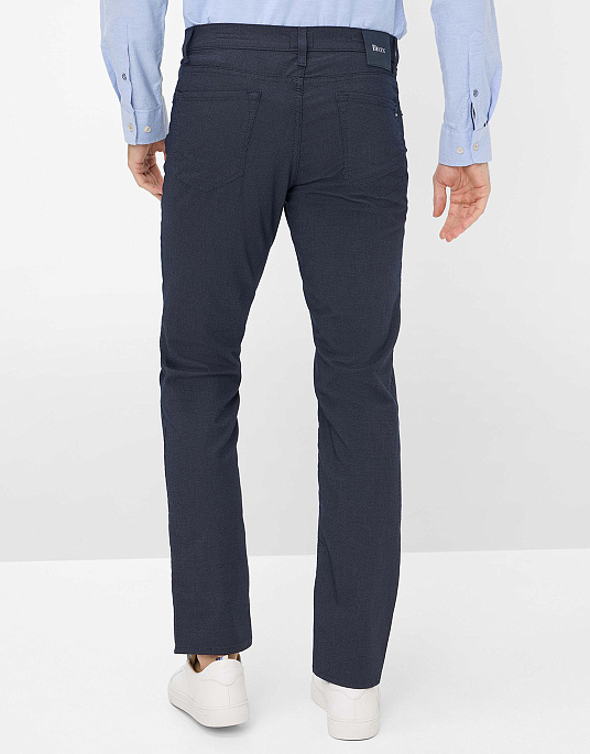 Мужские брюки – флеты Brax модель CHUCK ALL SEASON тёмно-синего цвета